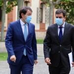 El presidente de la Junta de Castilla y León, Alfonso Fernández Mañueco, ofrece una rueda de prensa sobre asuntos económicos, junto al consejero de Economía y Hacienda, Carlos Fernández Carriedo