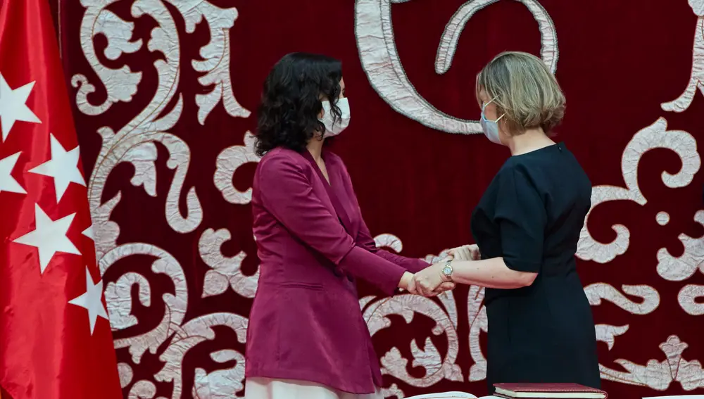 La presidenta de la Comunidad de Madrid, Isabel Díaz Ayuso da la mano a la consejera de Cultura, Turismo y Deportes, Marta Rivera de la Cruz