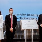 La directora general de Cliente y Generación Baja en Carbono de Repsol y presidenta de Repsol Electricidad y Gas, María Victoria Zingoni; y el consejero de Desarrollo Sostenible de Castilla-La Mancha, José Luis Escudero, durante la inauguración del complejo