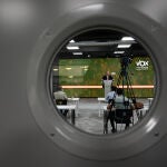 Fotografía hecha desde la puerta donde se ve al vicepresidente Primero de Acción Política y eurodiputado de Vox, Jorge Buxadé