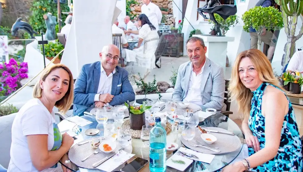 Otro grupo de asistentes al evento