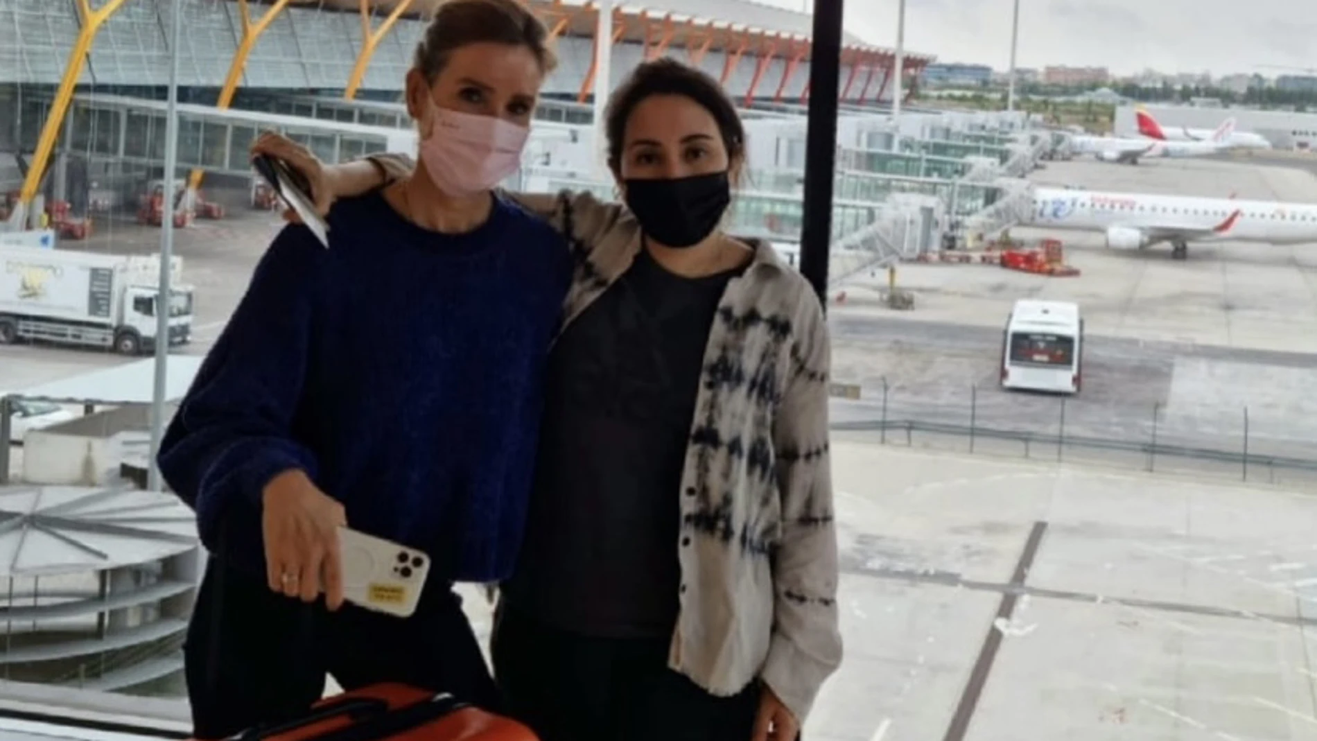 La princesa Latifa con su amiga Taylor en el aeropuerto de Barajas