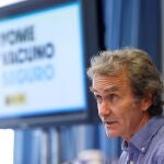 El director del Centro de Coordinación de Alertas y Emergencias Sanitarias (CCAES), Fernando Simón, durante la rueda de prensa ofrecida este lunes junto a la secretaria de Estado de Sanidad, Silvia Calzón, para informar de los últimos datos de la pandemia de la Covid-19