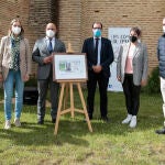 La directora general de Turismo de la Junta de Castilla y León, María Estrella Torrecilla; el delegado territorial de la ONCE en Castilla y León, Ismael Pérez, y el secretario técnico de la Fundación ‘Las Edades del Hombre’, Enrique Martín, presentan el cupón dedicado a la exposición ‘Lux’. También participa la alcaldesa de Sahagún, Paula Conde