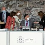 El presidente del Gobierno, Pedro Sánchez (2d), conversa con la vicepresidenta primera, Carmen Calvo (2i), y las ministras de Economía, Nadia Calviño (2i), y de Transición Ecológica, Teresa Ribera, en presencia del responsable de Justicia, Juan Carlos Campo