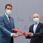 El consejero de la Presidencia, Ángel Ibáñez, y el presidente de la Cämara de Comercio de Valladolid, Víctor Caramanzana, firman el protocolo de colaboración para la transferencia del conocimiento entre ambas instituciones en materia de formación de empleados públicos