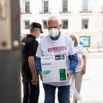 Santiago Menchero, portavoz de Asjubi40, entrando en el Congreso de los Diputados para entregar 40 testimonios de afectados