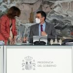 El presidente del Gobierno, Pedro Sánchez (izq), conversa con la vicepresidenta primera, Carmen Calvo, durante la reunión del Consejo de Ministros
