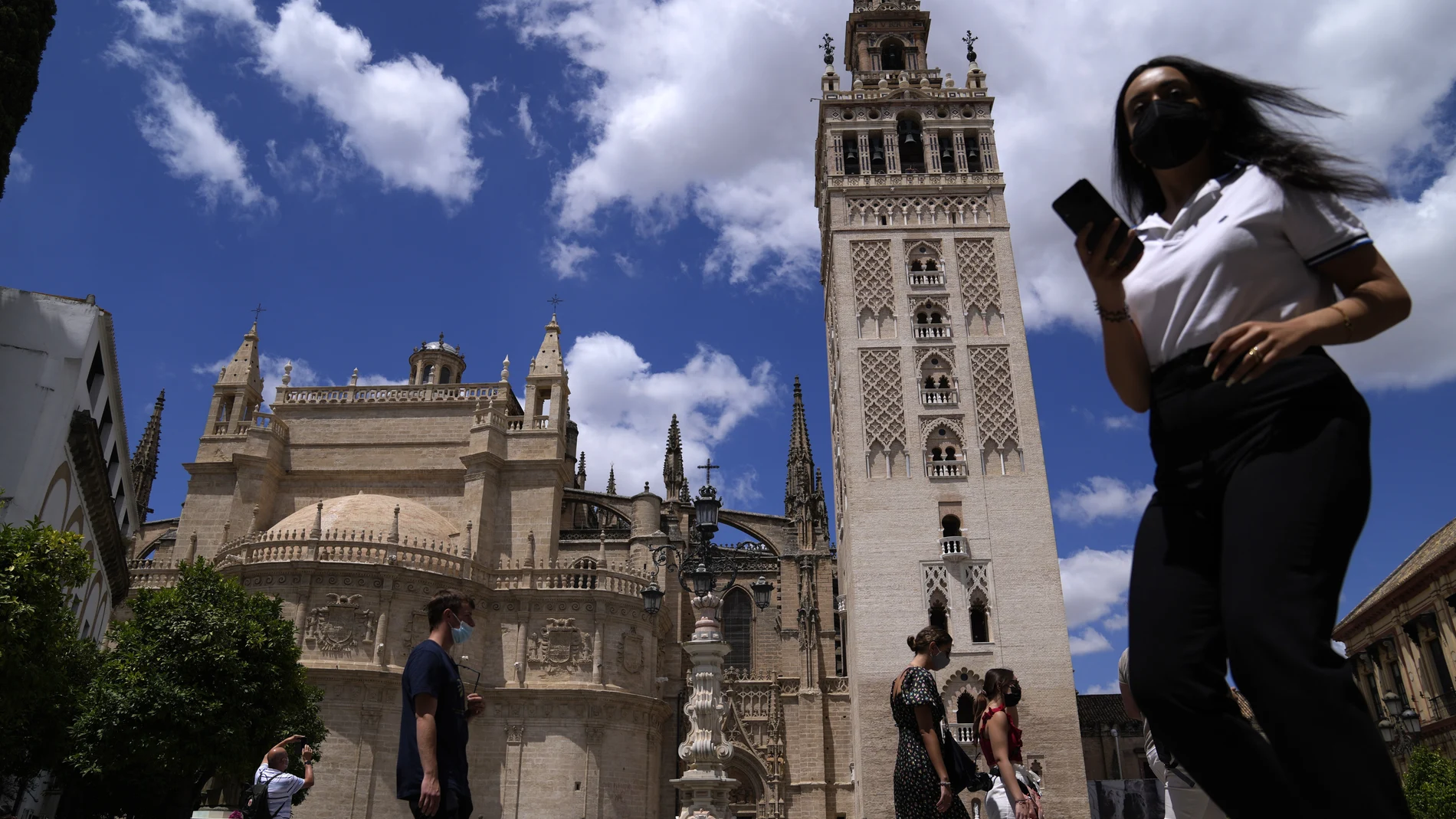 Varias personas pasean por el centro de Sevilla