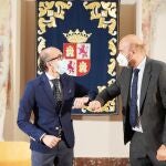 El consejero de Cultura y Turismo, Javier Ortega, firma un convenio con el director general de Radio Televisión de Castilla y León, S.A., Jorge Losada, para la puesta en marcha del proyecto "Comunidad TV".