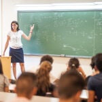 Una profesora dando clase