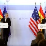 El ministro español de Interior, Fernando Grande-Marlaska, y el secretario de Seguridad Nacional estadounidense, Alejandro Mayorkas en una rueda de prensa conjunta en el Ministerio del Interior