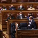 El ministro de Política Territorial y Función Pública, Miquel Iceta, ante los diputados de Vox durante la sesión de control al Gobierno