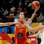Maria Conde intenta anotar ante la defensa serbia