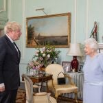Boris Johnson en una audiencia con la reina Isabel II