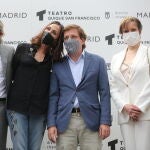 (I-D) La delegada del Área de Cultura, Turismo y Deporte del Ayuntamiento de Madrid, Andrea Levy; el actor Micky Molina; la actriz María Brranco; el alcalde de Madrid, José Luis Martínez-Almeida, y la novia del actor Quique San Francisco Tatiana Muravyova posan durante el acto de descubrimiento de la nueva denominación del Teatro Galileo, a 23 de junio de 2021, en Madrid, (España). El actor Quique San Francisco da nombre al teatro del centro cultural Galileo, denominado Teatro Quique San Francisco, en el madrileño distrito de Chamberí, como homenaje al intérprete que falleció el pasado 1 de marzo a los 65 años de edad.23 JUNIO 2021;TEATRO QUIQUE SAN FRANCISCO;MADRID;CHAMBERÍ;MADRIDIsabel Infantes / Europa Press23/06/2021