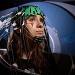 Mujer a la que le será aplicada una nueva aproximación al estudio del cerebro mezclando la Resonancia Magnética Funcional, la encefalografía y la EROS.