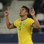 Casemiro celebra el gol que dio la victoria a Brasil contra Colombia.