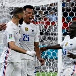 Jules Koundé y Benzema con Francia.