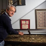 Camilo Yagüe junto a su cofre de pesetas