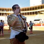 El diestro José María Manzanares emocionado en el homenaje al 50 aniversario de la alternativa de su padre, momentos antes de la corrida de toros de la Feria de Hogueras 2021 celebrada este jueves en Alicante. EFE / Manuel Lorenzo