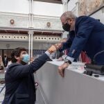 El presidente de la Comunidad de Murcia, Fernando López Miras, saluda al presidente de la Asamblea Regional Alberto Castillo (d), momentos antes del inicio del pleno de la Asamblea Regional de Murcia que vota, este jueves, la reforma de la Ley del Presidente que elimina la limitación de dos mandatos