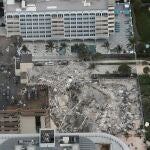 Numerosas personas se han congregado en las inmediaciones del edificio, por fuera del cordón de seguridad. AP