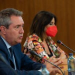 El candidato del PSOE-A a la presidencia de la Junta, Juan Espadas, junto a la nueva portavoz del Grupo Parlamentario Socialista, Ángeles Ferri