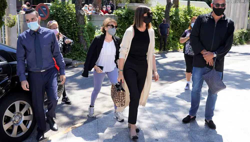 Alba Santana, junto a sus tías Concha y Encarna Ximénez