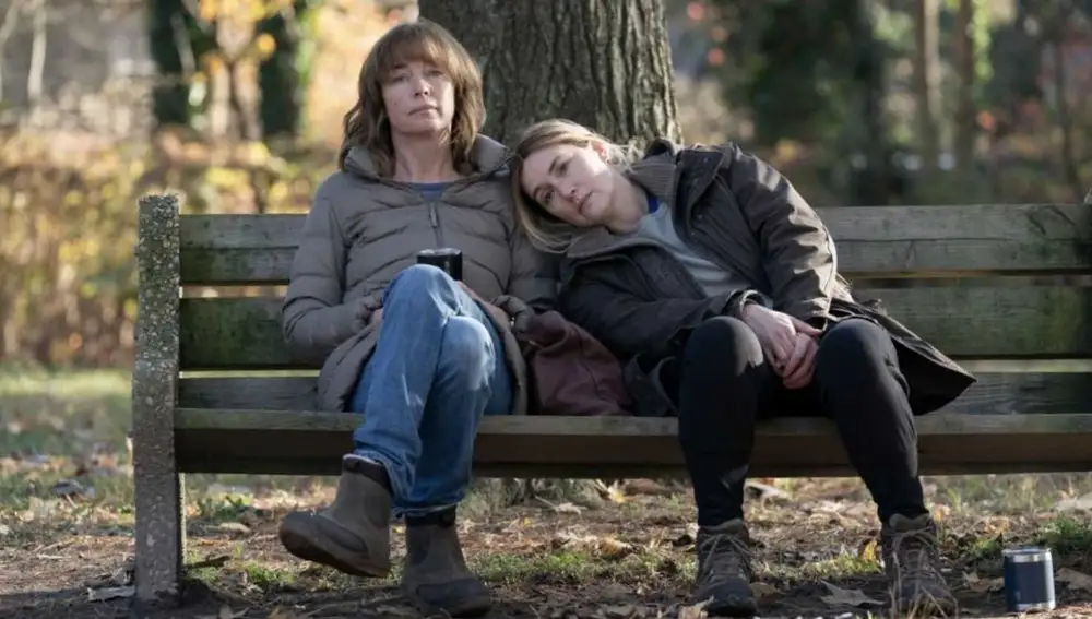 De cara a la próxima temporada de premios, Kate Winslet (d) y Julianne Nicholson suenan con fuerza en las categorías interpretativas