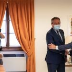 Un momento de la reunión entre el presidente del Gobierno andaluz, Juanma Moreno, a la derecha, y el candidato del PSOE-A a la Presidencia de la Junta, Juan Espadas