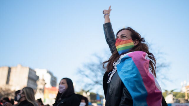 24 June 2021, Argentina, Buenos Aires: People follow the Chamber of Senators debate of the Trans Vacancy job Law, outside the Congress of the Argentine Nation. With this Law, public and/or state institutions must employ at least 1\% of trans people. Photo: Manuel Cortina/SOPA Images via ZUMA Wire/dpaManuel Cortina/SOPA Images via Z / DPA24/06/2021 ONLY FOR USE IN SPAIN