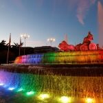 La fuente de Cibeles aparece iluminada con los colores de la bandera LGTBI con motivo del inicio de la fiestas del Orgullo 2021.
