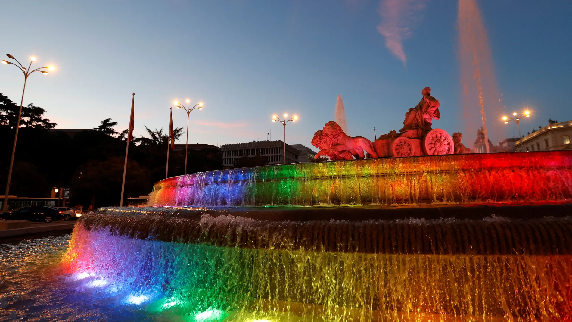 La fuente de Cibeles aparece iluminada con los colores de la bandera LGTBI con motivo del inicio de la fiestas del Orgullo 2021.