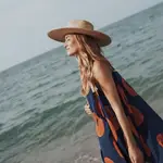 La influencer Silvia García Bartabac en la playa/ Instagram @bartabacmode