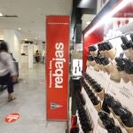 Muestrario de productos junto a un cartel que anuncia el inicio de las rebajas