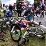 Imagen de una de las caídas de la primera etapa del Tour