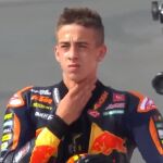 Pedro Acosta, dolorido tras su caída en Assen