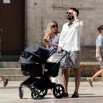 Varias personas sin mascarilla por el centro de Valencia este sábado, primer día sin obligatoriedad de usar mascarillas al aire libre