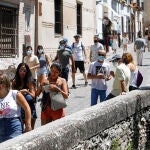 Turistas con y sin mascarillas por las calles de Granada. Álex Cámara / Europa Press