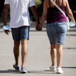 Una pareja pasea de la mano por el centro de la ciudad de Valladolid