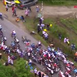 Imagen de la caída masiva que se ha producido en la primera etapa del Tour