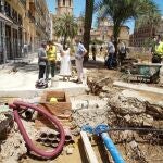 Obras en la plaza de la Reina de València, a pleno sol