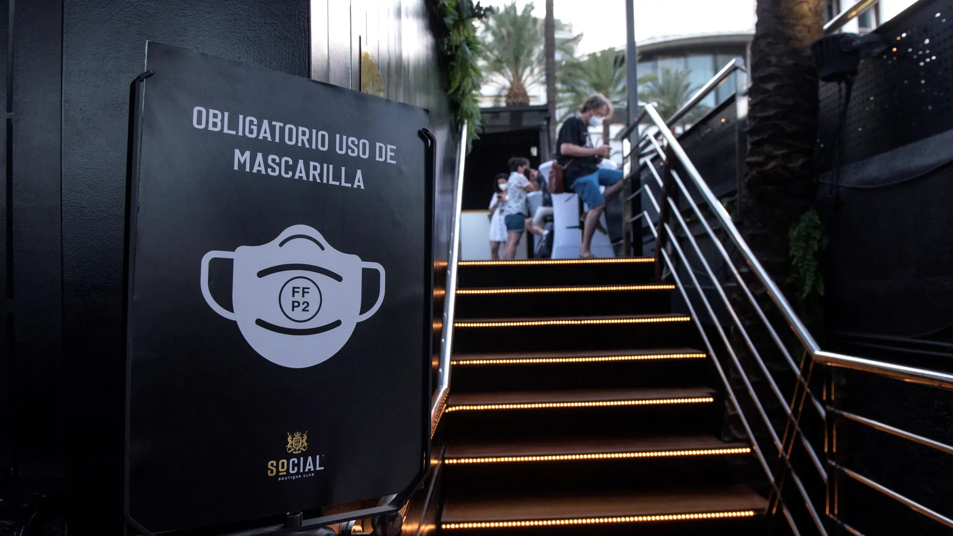 otografía de un anuncio donde se pide el uso obligatorio de mascarillas hoy, en el local Social Club de Palma de Mallorca (España)