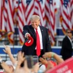 El ex presidente de Estados Unidos Donald Trump saluda a simpatizantes durante el mitin que celebró en Wellington