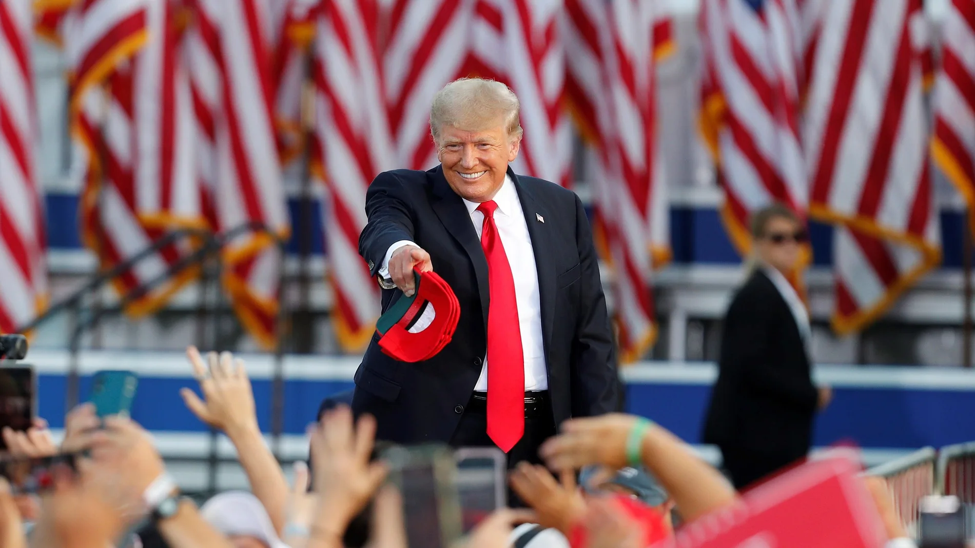 El ex presidente de Estados Unidos Donald Trump saluda a simpatizantes durante el mitin que celebró en Wellington