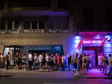 Jóvenes hacen cola para entrar a una discoteca. 27 de junio de 2021, en Barcelona, Catalunya (España).