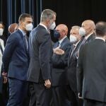 BARCELONA, 27/06/2021.- El rey Felipe VI, el presidente del gobierno Pedro Sánchez, y la ministra de Industria Reyes Maroto, a su llegada hoy domingo en Barcelona a la cena inaugural del Mobile World Congress.- EFE / Toni Albir