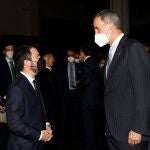 El rey Felipe VI, conversa con el president de la Generalitat Pere Aragonés (i), hoy domingo en Barcelona durante la cena inaugural del Mobile World Congress