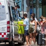 Traslado ce estudiantes al hotel Palma Bellver, el hotel covid donde se alojan algunos de los estudiantes que acudieron a Mallorca en viaje de fin de curso